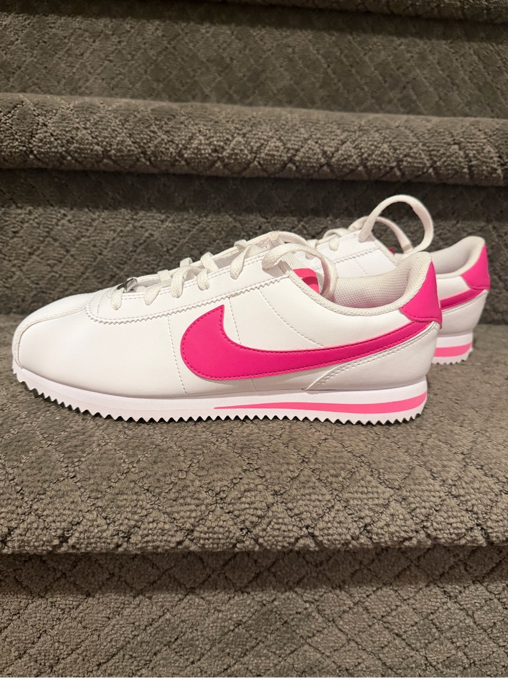 Nike Women’s Classic Runner Sneakers - White/Pink